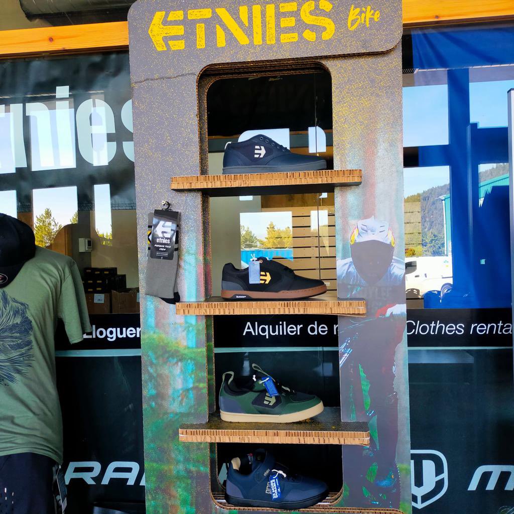 Pirineu365's tweet photo. Demà és el dia d'obertura a #LaMolina! ✌🏽💙 I per celebrar-ho, @MondrakerBikes i @etnies posen material a la teva disposició perquè el puguis provar. https://t.co/qzkTcQodXD
