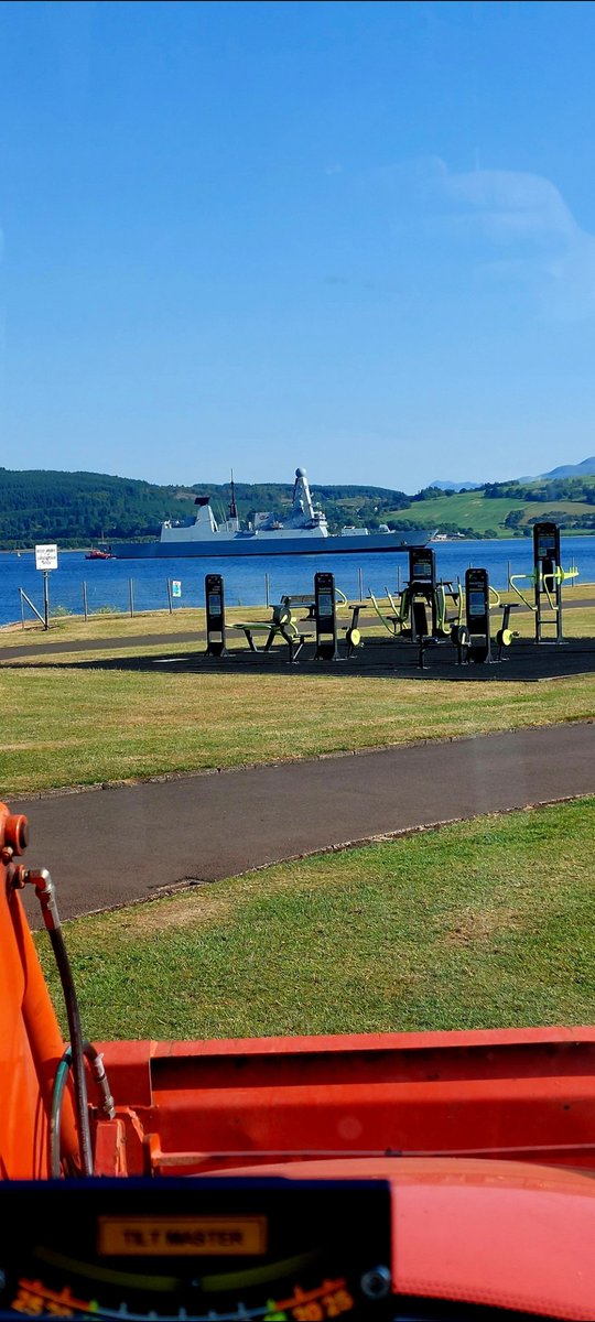 tessmurray17's tweet image. #hmsdefender this morning sneaking up the #riverclyde 😉 #batterypark #inverclyde  #gourock #greenock
@KubotaUK @major #heatwaveuk #hotweather