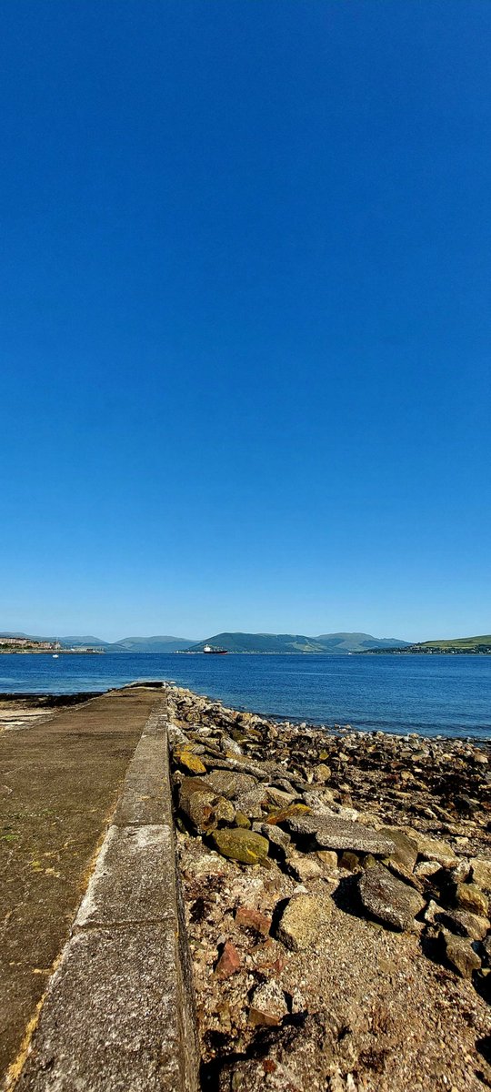 tessmurray17's tweet image. #hmsdefender this morning sneaking up the #riverclyde 😉 #batterypark #inverclyde  #gourock #greenock
@KubotaUK @major #heatwaveuk #hotweather