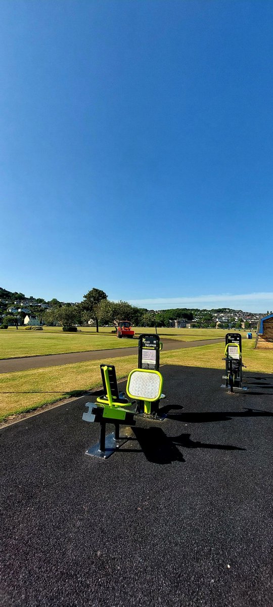 tessmurray17's tweet image. #hmsdefender this morning sneaking up the #riverclyde 😉 #batterypark #inverclyde  #gourock #greenock
@KubotaUK @major #heatwaveuk #hotweather