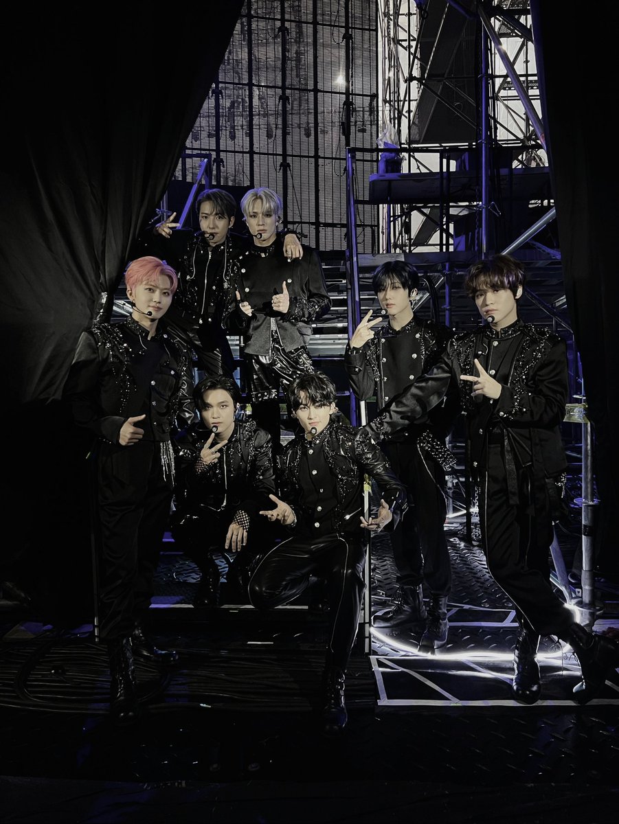 marknrt's tweet image. You have worked hard, friends, keep up the enthusiasm for the next city tour, keep up the enthusiasm and take care of your health, because that is the most important thing. Backstage a few minutes before the show.