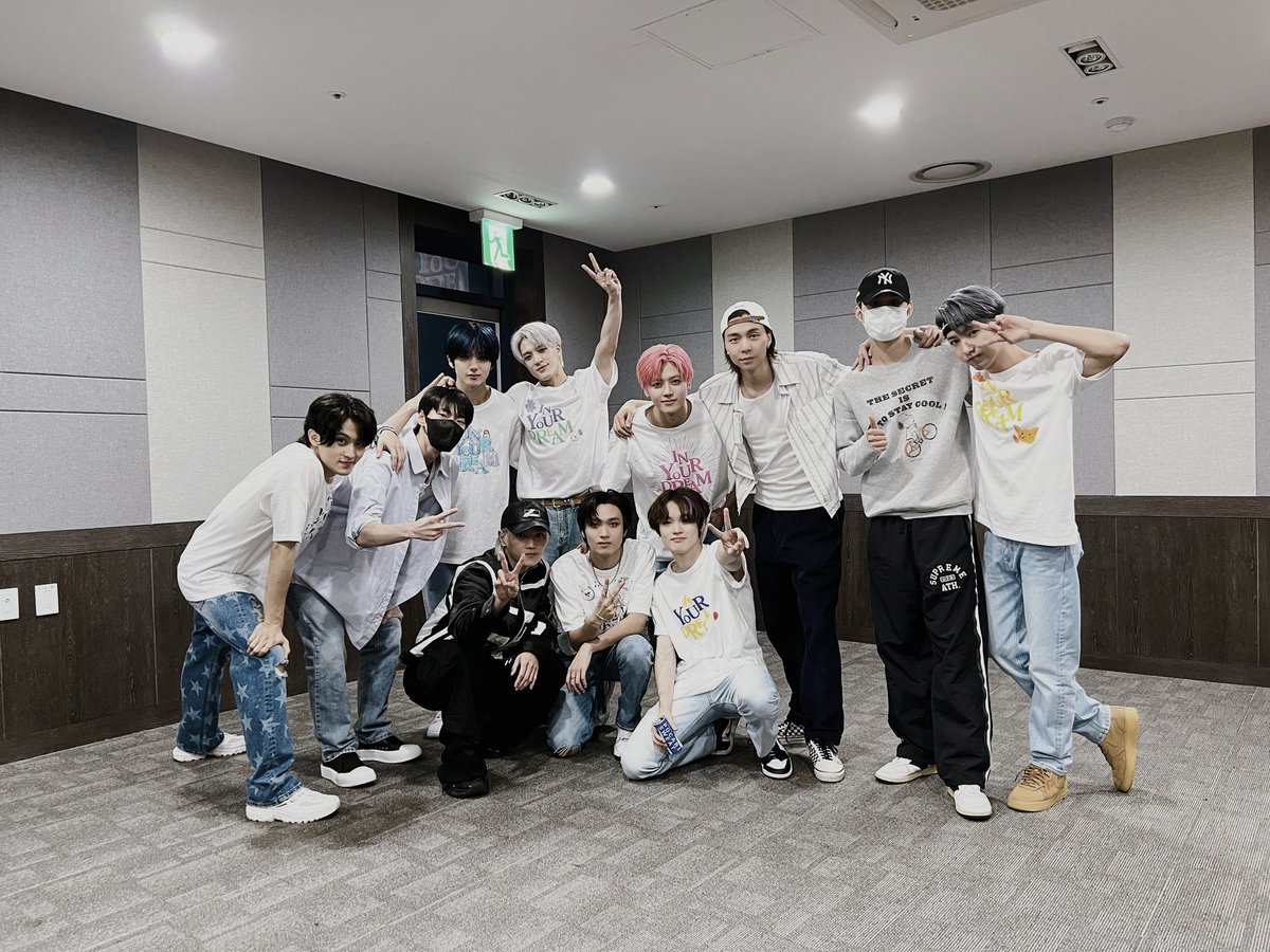 marknrt's tweet image. Thank you to the SM entertainment family who took the time to attend the concert that was held, we are so happy because of your presence! And of course thanks also to our sizeuni for giving so much love,, don’t stop loving us, love u.