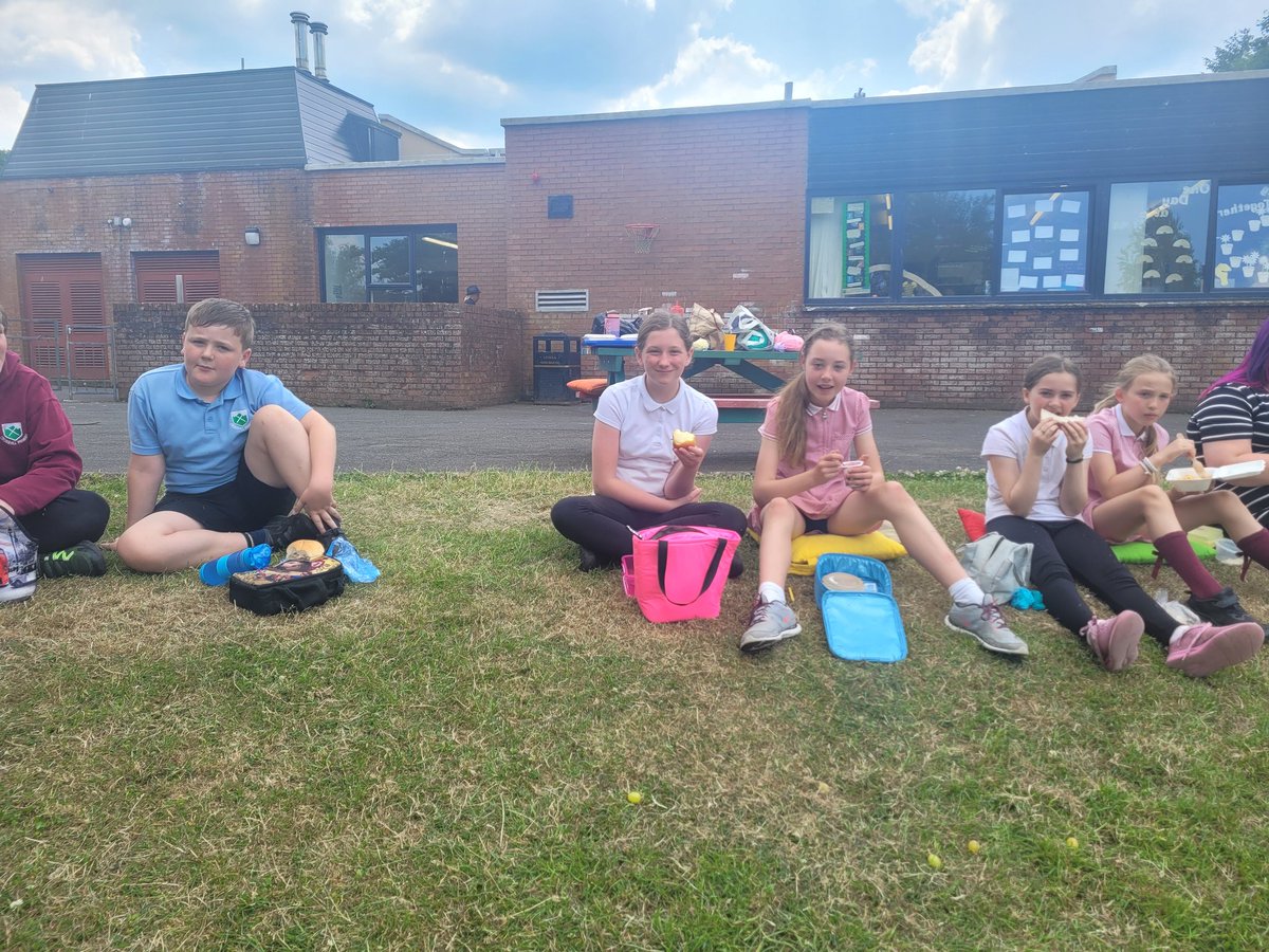 crosshill_ps's tweet photo. #crosshillclass1 #crosshillclass2 Love with friends outside today while the clouds shade us from the sun #FunFriday #chatwithfriends https://t.co/xw0Bgx0i5Z