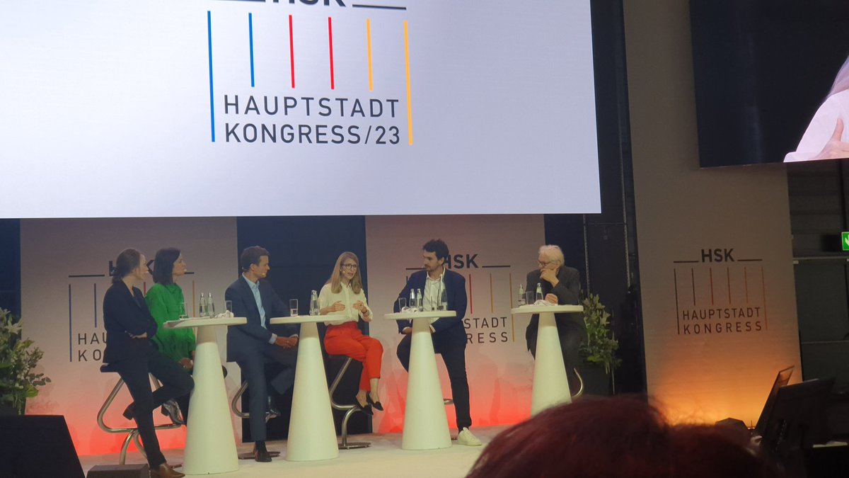 Diskussion über die Risiken der KI in der Medizin, Schluss #hsk23.
Frage: Wie können wir angesichts der Geschichte der Medizin 1933-1945, heute China etc. die Risiken beherrschbar machen?