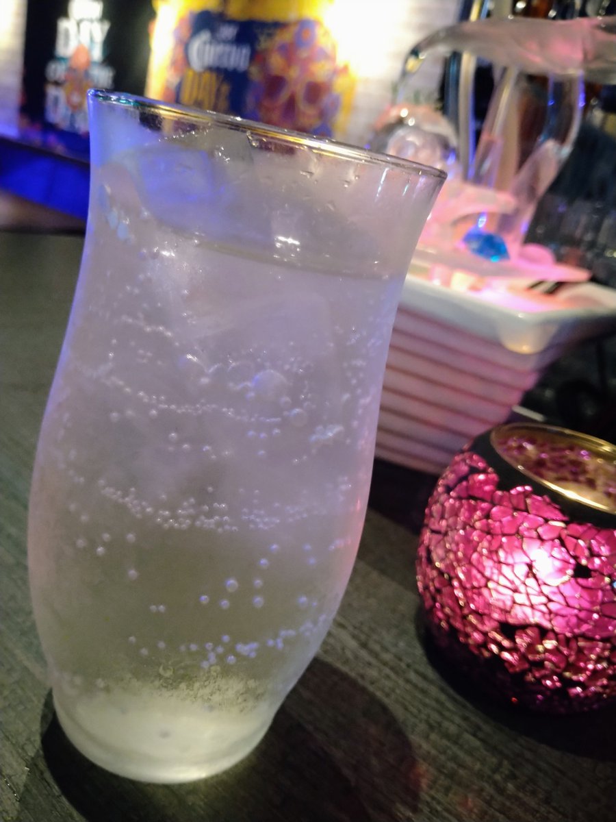 BAR_PLEDGE_'s tweet photo. 札幌まつり最終日ということで、すすきのがかなり賑やかですね！
楽しんできた方も人混みに疲れた方も、一息つきに涼し気なカクテルはいかがですか🍸 https://t.co/qaT36zIo1E