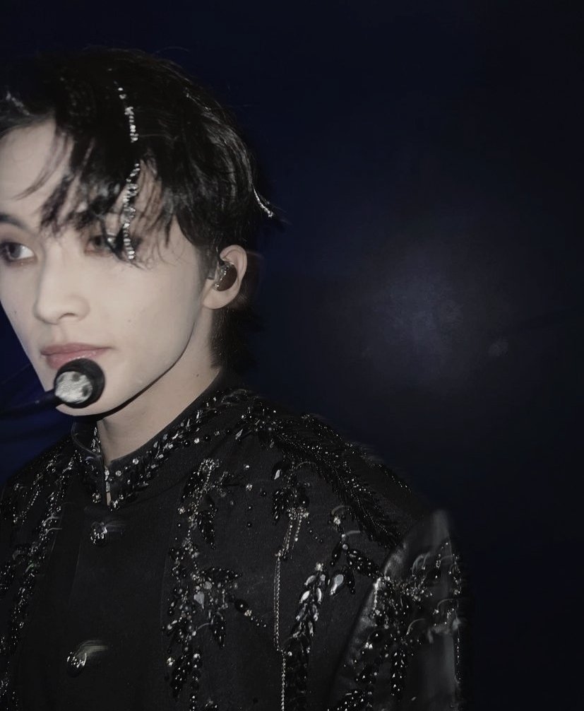 marknrt's tweet image. Dark nuances with all-black clothes, similar to small braids in the hair, are the concept of the current concert, to capture the moment of eating, several photos were taken.