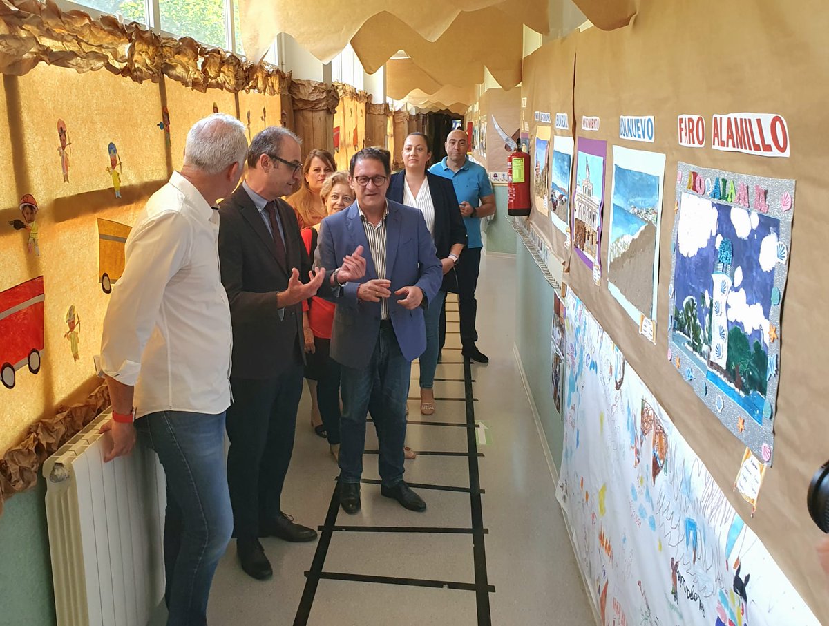 Educarm's tweet photo. El @coleinfanta trabaja en el proyecto ‘Mazarrón, a pico y barrena’ sobre el pasado minero⛏️ de la localidad.

El consejero @VictorMarinNav visitó hoy el centro educativo y sus alumnos le explicaron las actividades que desarrollan. 

#educación 

🔗⬇️
https://t.co/WxHetN0vZy https://t.co/IYJS54p1hq