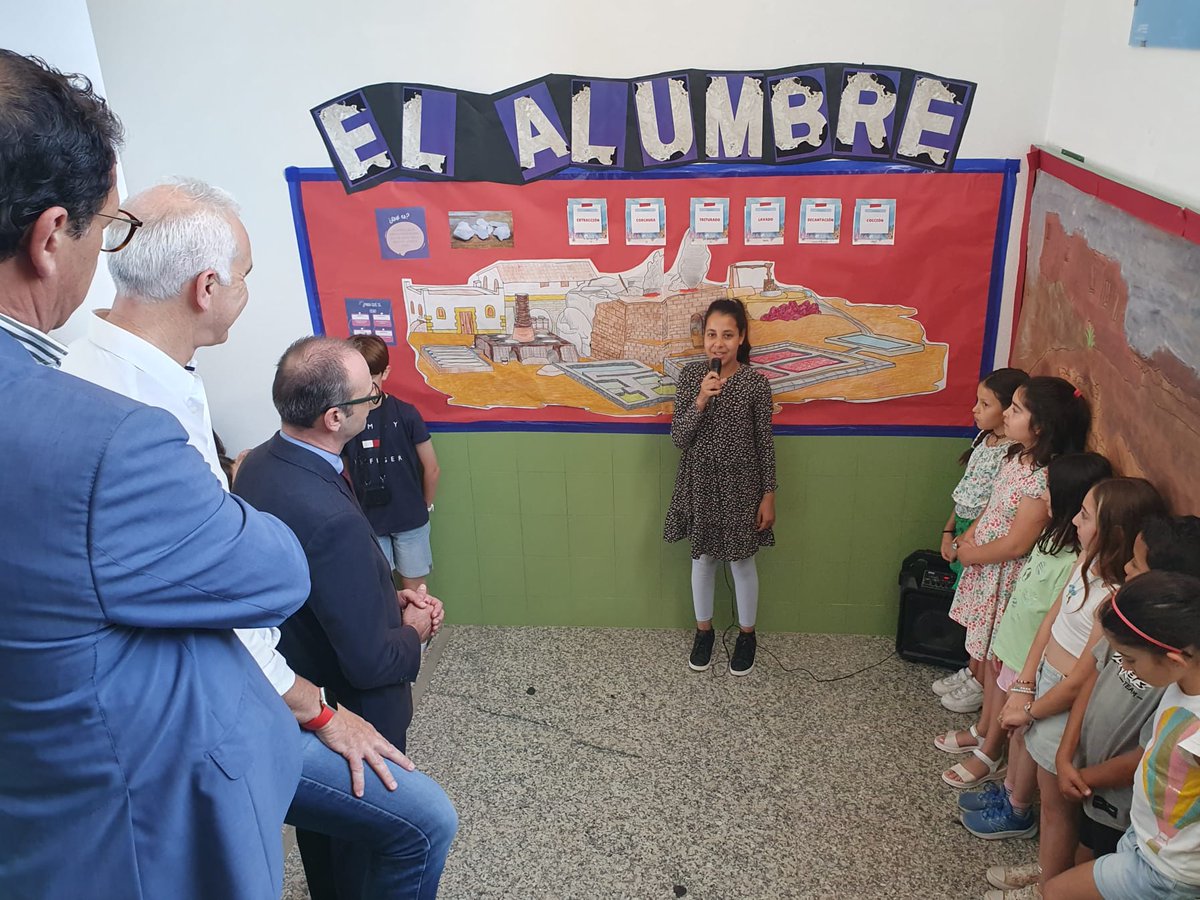 El <a href="/coleinfanta/">CEIP Infanta Leonor</a> trabaja en el proyecto ‘Mazarrón, a pico y barrena’ sobre el pasado minero⛏️ de la localidad.

El consejero <a href="/VictorMarinNav/">Víctor Marín Navarro</a> visitó hoy el centro educativo y sus alumnos le explicaron las actividades que desarrollan. 

#educación 

🔗⬇️
carm.es/web/pagina?IDC…