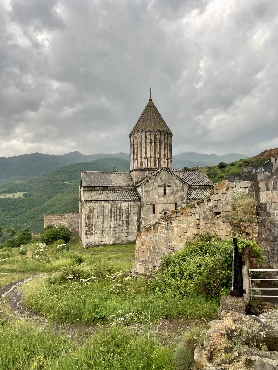 Le #MoyenOrient, c’est chaud, sec et musulman … ici en #Arménie (monastère de Tatev) avec Benjamin Blanchard et ⁦@corentin_clr⁩