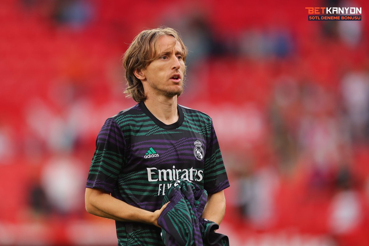 Luka Modric, Real Madrid'in sözleşme uzatma teklifini kontratı görmeden kabul etti. (Relevo)