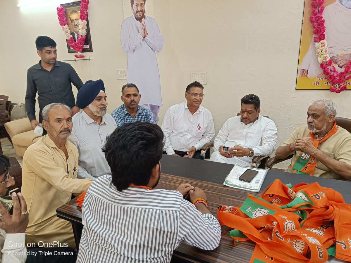 railfan_RJ31's tweet photo. सिरसा में माननीय @HMOIndia श्री @AmitShah जी कि प्रस्तावित रैली के मद्देनजर रेल संघर्ष समिति ऐलनाबाद के पदाधिकारियों ने संगठन मंत्री सुरेंद्र आर्य जी और वरिष्ठ नेता गोबिंद कांडा जी को माननीय अमित शाह जी के नाम सौंपा ज्ञापन।
1-श्रीधाम सुपरफास्ट का विस्तार
2-ऐलनाबाद सिरसा रेल लाइन https://t.co/BbUG0pEyf5