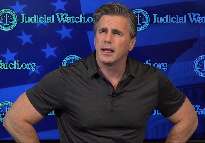 Moosiemah's tweet image. Donald Trump allows Tom Fitton who majored in English and has no legal background to make his big life decisions instead of the experts.

A vote for Donald Trump is a vote for Tom Fitton to run the Country. He always has unqualified minions at his beck and call.
#TomFitton
