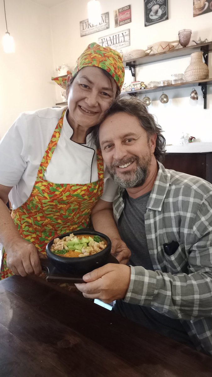 En #Popayán está una de las mujeres más bellas y buenas cocineras de #Colombia, Miyam Armenta Villacob.
#cocinatradicional #cocinapopular #cocina