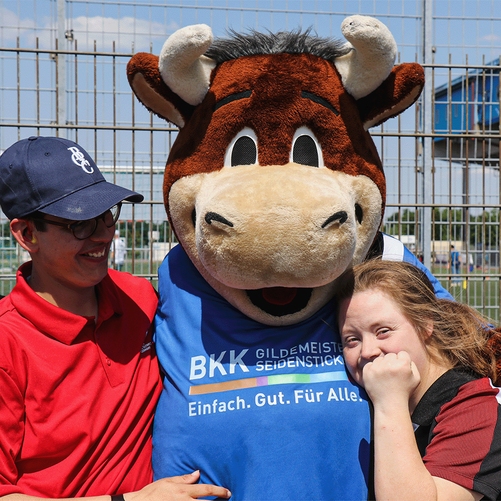 arminia's tweet photo. Arminia wünscht allen Sportlerinnen und Sportlern viel Erfolg bei den #SpecialOlympics 2023 in Berlin – der weltweit größten inklusiven Sportveranstaltung.
Zum #Inklusionstag am 13. Juni empfingen wir die irische Delegation vor der SchücoArena.
Mehr dazu auf unserer Homepage! https://t.co/R4X5tj7oxb