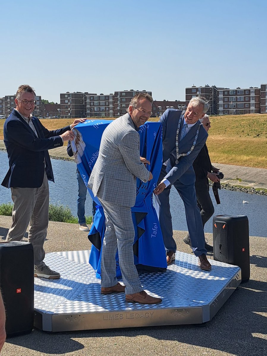 cornelis_visser's tweet photo. Vandaag op de Buitensluis @gemeentekatwijk de Limescoop onthuld met @JaccoKnape en Jelmer Prins van de Nederlandse Limessamenwerking. Door de kijker zie je met VR de soldaten bij het Romeinse fort De Brittenburg wat op het strand heeft gelegen. https://t.co/YL5w69A4a7
