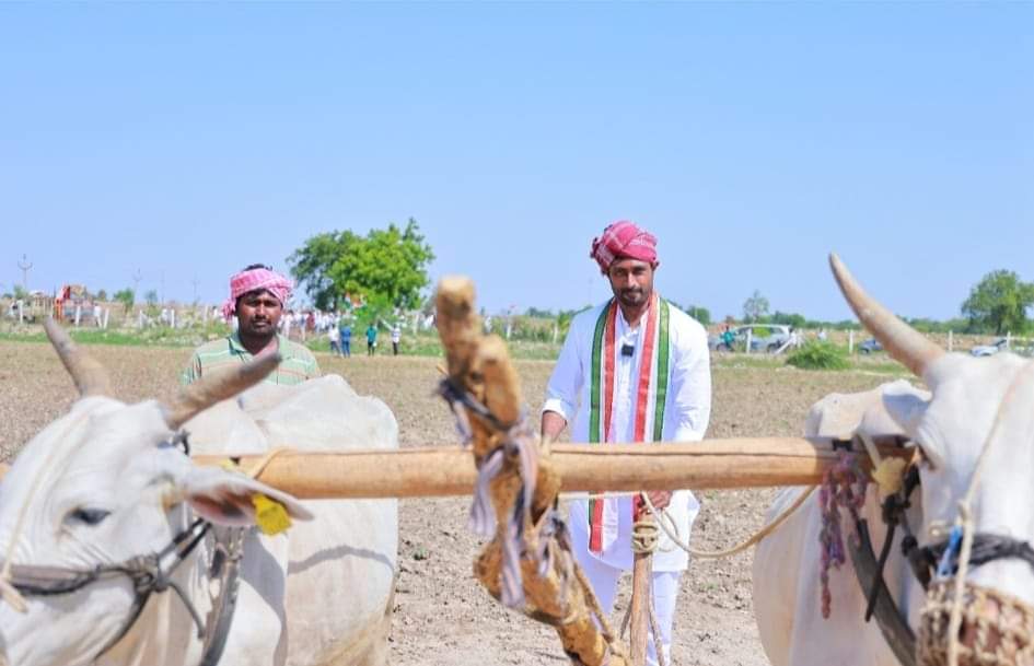 khaseem_smart's tweet image. కాంగ్రెస్ పార్టీ ప్రభుత్వం వచ్చిన వెంటనేరైతులకు ఏకకాలంలో 2 లక్షల రుణ మాఫీ చేస్తుంది
కాంగ్రెస్ పార్టీ చెప్పింది అంటే
చేసి చూపిస్తుంది అంతే
#గిరిజనచైతన్యయాత్ర #DevelopmentByJanaReddy
#GirijanaChaitanyaYatra 
#NagarjunaSagarCongress
#BringBackCongress @INCTelangana @kundurujayaveer