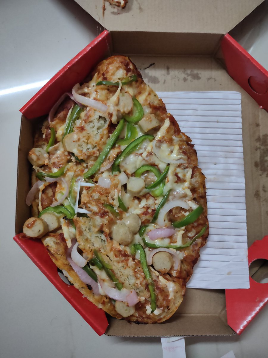 MayukhDas18's tweet photo. Never order from @Oven_Story . Worst pizza experience till date.
Food wasn't warm enough and pizza came in below manner https://t.co/cq2hlJdIqK