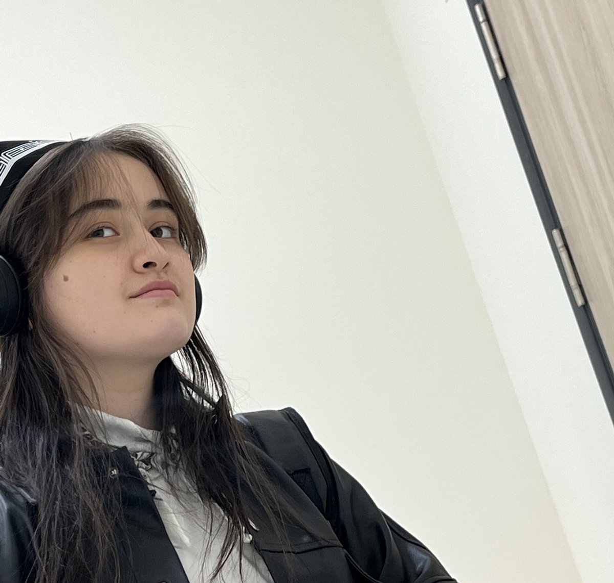 whyemryscoffee's tweet image. shartta ko’zizni yumib galereyani aylantirib to’xtatshiz bilan tushgan random rasmni tashlab ketishiz uchun tweet.. manda shu ekan) 

Just be honest! Ketdik…🚀