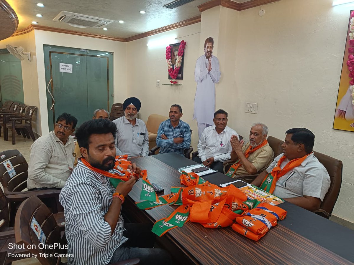 railfan_RJ31's tweet photo. सिरसा में माननीय @HMOIndia श्री @AmitShah जी कि प्रस्तावित रैली के मद्देनजर रेल संघर्ष समिति ऐलनाबाद के पदाधिकारियों ने संगठन मंत्री सुरेंद्र आर्य जी और वरिष्ठ नेता गोबिंद कांडा जी को माननीय अमित शाह जी के नाम सौंपा ज्ञापन।
1-श्रीधाम सुपरफास्ट का विस्तार
2-ऐलनाबाद सिरसा रेल लाइन https://t.co/BbUG0pEyf5