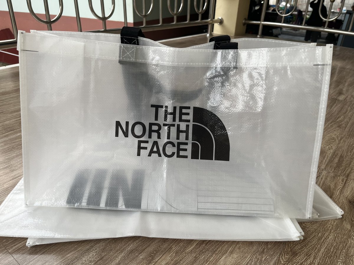 ** พร้อมส่ง 5️⃣ ใบ 💜💜

Shopping Bag ‘The North Face’ 

Price : 2️⃣5️⃣0️⃣ 
📮: ฟรี
Size : 20x50x30 cm.

สนใจ DM ค่ะ

#shoppingbag #TheNortFace #พร้อมส่ง #กระเป๋าช็อปปิ้ง #ถุงช็อปปิ้ง #กระเป๋าผ้า