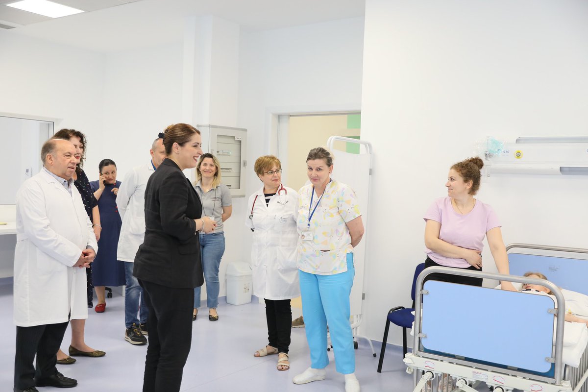 GManastirliu's tweet photo. 🏥👩🏻⚕️👨⚕️👧🏻🧒🩺 Në një vizitë të shpejtë në Urgjencën Pediatrike në #QSUT, ku falë punës e përkushtimit të stafit mjekësor, përballohet një fluks i lartë konsultash për pacientët e vegjël, që tashmë e marrin shërbimin në kushte fantastike🙏👌
#FëmijëtTëParët ♥️ https://t.co/8kw5PlwD9T