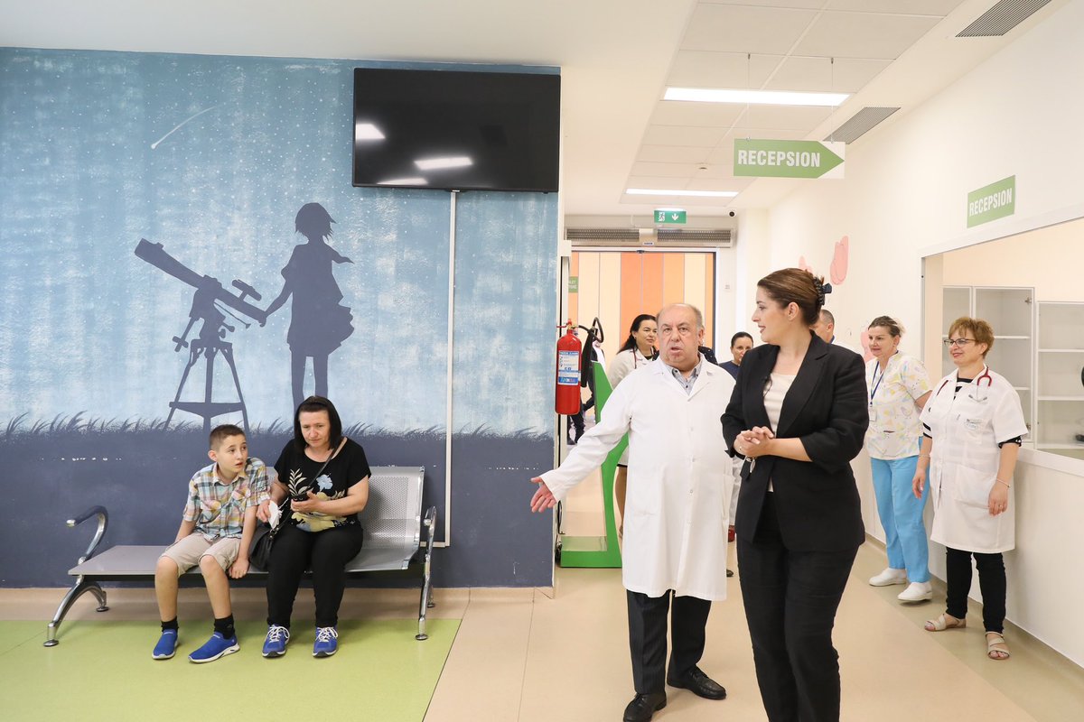 GManastirliu's tweet photo. 🏥👩🏻⚕️👨⚕️👧🏻🧒🩺 Në një vizitë të shpejtë në Urgjencën Pediatrike në #QSUT, ku falë punës e përkushtimit të stafit mjekësor, përballohet një fluks i lartë konsultash për pacientët e vegjël, që tashmë e marrin shërbimin në kushte fantastike🙏👌
#FëmijëtTëParët ♥️ https://t.co/8kw5PlwD9T