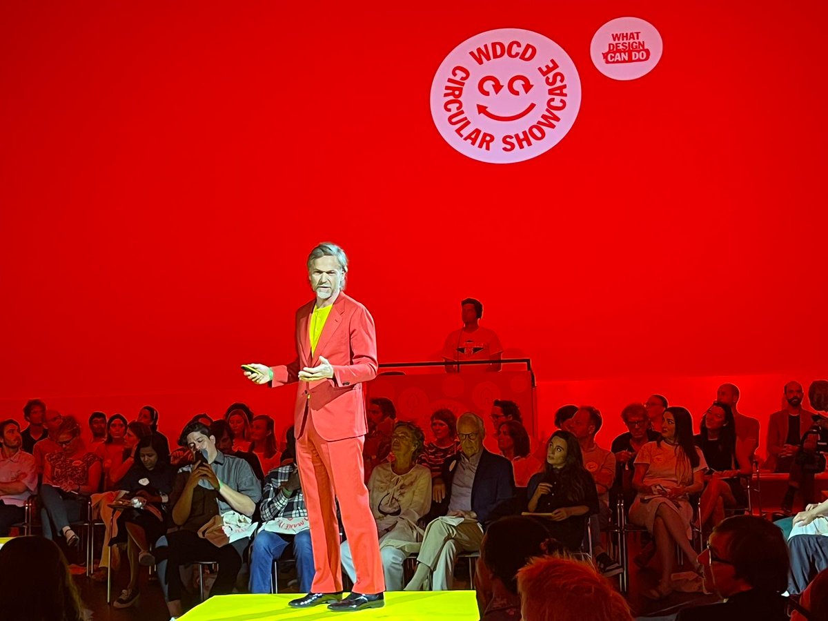 WhatDesignCanDo's tweet image. Here we go! ⚡️ The #WDCDCircularShowcase kicks off at the @Stedelijk Museum. The winners of the #MakeitCircularChallenge will take over the yellow stage to pitch their brilliant projects.