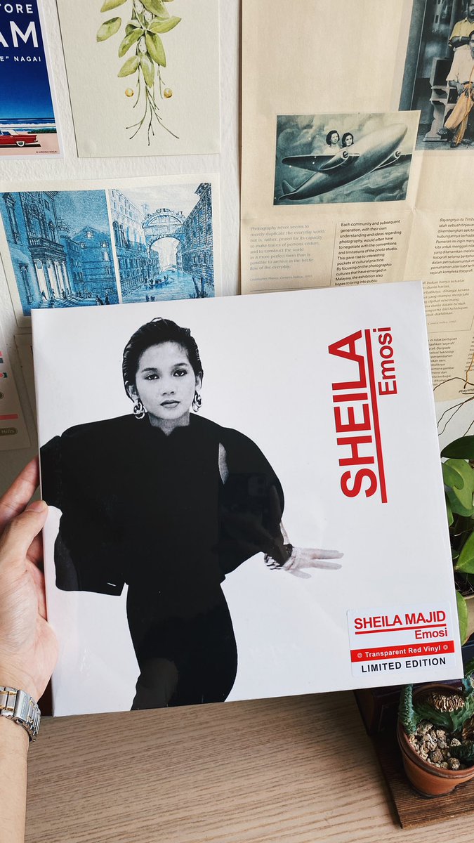 dearfauntin's tweet photo. Stoked to get my hands on a copy of the 2023 transparent red vinyl reissue of Sheila Majid’s sought-after sophomore album ‘Emosi’ originally released in 1986! A truly important Malaysian city pop masterpiece 🔥 #sheilamajid #sinaran https://t.co/2YgOtwICmy