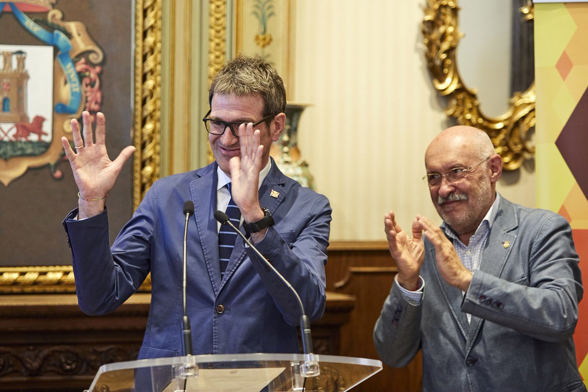 Pertsona guztiek eskubide berdinekin arreta jaso behar dute. Horixe da Udala zuzentzeko aukeratu gaituzten pertsonok dugun benetako funtzioa @EuskalGorrak @ArabakoGorrak