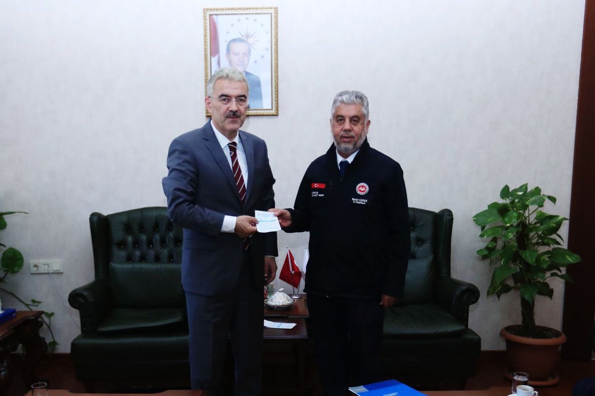 DiyanetVakfi's tweet photo. Eskişehir Valisi Erol Ayyıldız, kurban vekaletini Vakfımıza emanet etti. Vali Ayyıldız'a bağış makbuzunu Eskişehir Müftüsü ve Vakfımız Şube Başkanı Bekir Gerek teslim etti.

#KurbanınıPaylaş Kardeşinle Yakınlaş https://t.co/jN28Nr4KOo
