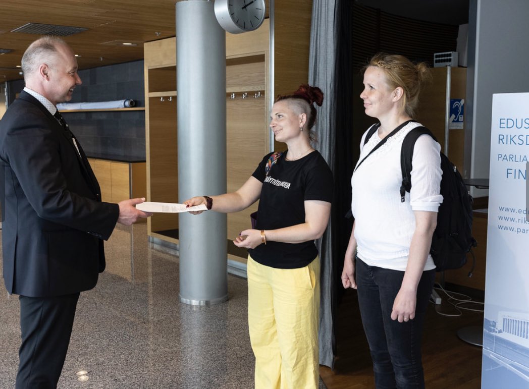 Luovutin ”valvottu käyttötila huumeita käyttäville”-kansalaisaloitteen ek:aan tänään.
#käyttötila ei sisälly hallitusohjelmaan,jonka takia on tärkeää pitää huoli,että aloite todellakin käsitellään eikä sitä haudata valiokuntaan.Jatketaan töitä, niitä on paljon!
<a href="/TukTurvTerv/">Tukea Turvaa Terveyttä</a>