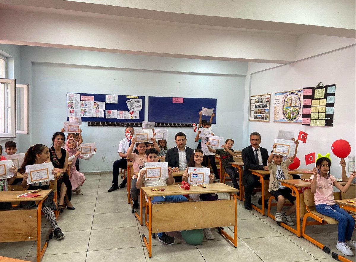 Kaymakamımız Sayın İsmail Pendik; İlçe Milli Eğitim Müdürü İbrahim Üçköylüoğlu ile birlikte 2022-2023 Eğitim ve Öğretim yılının sona ermesi sebebiyle Hüseyin Uluğ İlkokulu öğrencilerinin karne sevincine ortak oldu.
#Bağlar #Diyarbakir