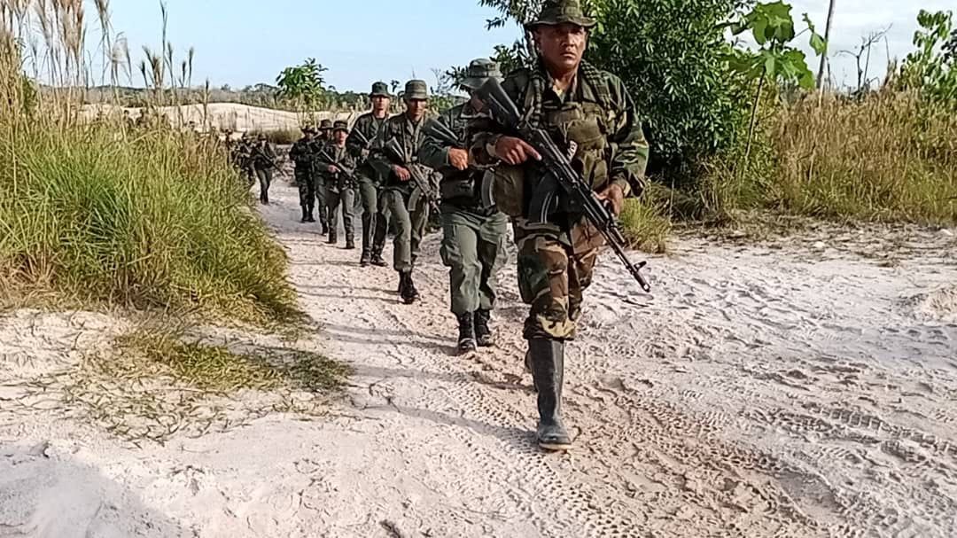 dhernandezlarez's tweet photo. El Reglamento de la Ley Orgánica para la Ordenación del Territorio sobre administración,
manejo de parques nacionales, 
monumentos naturales y usos, prohibe 
expresamente que dentro de los Parque Nacionales existan cultivos agrícolas en general, la cría comercial o de subsistencia de animales domésticos.

Venezuela es un Estado democrático de derecho y de justicia. La ciudadanía es corresponsable del cumplimiento de las leyes nacionales, quedando establecido en la CRBV como un deber y un derecho, y mal puede conservar el ambiente quien cría animales, aves y porcinos sin ningún tipo de salubridad en el Parque Nacional Yapacana, contaminando las fuentes hídricas del Río Orinoco, haciéndolas no aptas
para el consumo humano y contribuyendo al exterminio del bioma terrestre y acuático. 

No está permitida ningún tipo de actividad humana en el Parque Nacional protegido por el Estado, #FANB garantizará el desmantelamiento de todas las estructuras ilegales !

#OperacionAutana2023 
#IntegrarEsVencer