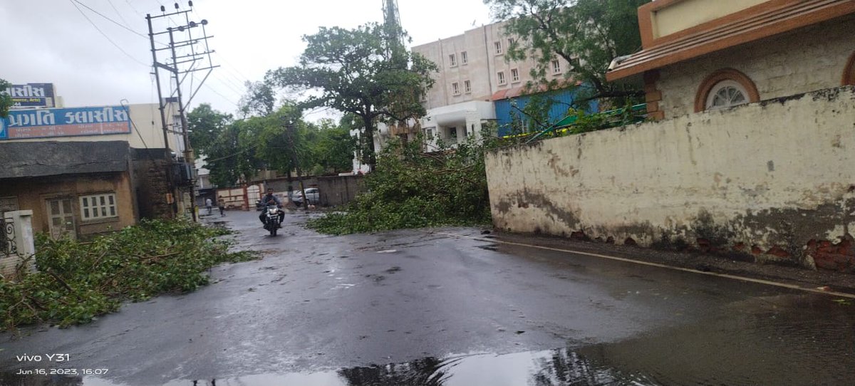ફાયરની ટીમ દ્વારા મોરબીમાં SDM નિવાસ પાસે
ધરાશયી થયેલા વૃક્ષને હટાવી રસ્તો ખુલ્લો કરાયો
૦૦૦૦૦૦૦૦
#CycloneBiporjoy #Gujaratcyclone