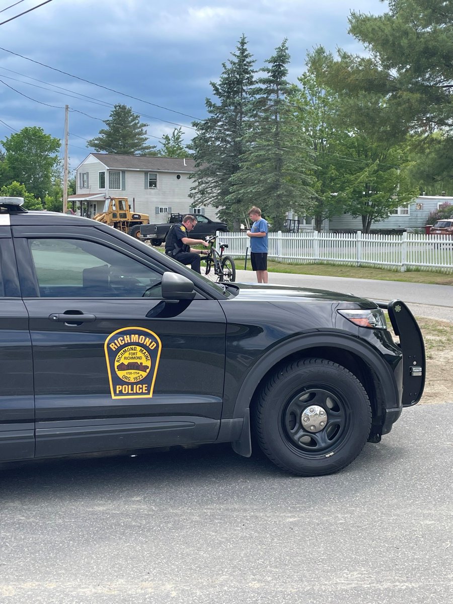 Chief James Donnell from Richmond Police lends a helping hand to a student this morning, who couldn't get his bike's front brake to work. They were trying to fix it together! 

📸: Kelly Hayes (thanks for sharing!)