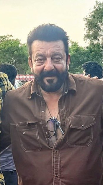 So izzz #ThalapathyVijay and #SanjayDutt are ALTER EGO personalities in #Leo 👀

The same “➕” dollar chain and a similar brown shirt 🤎