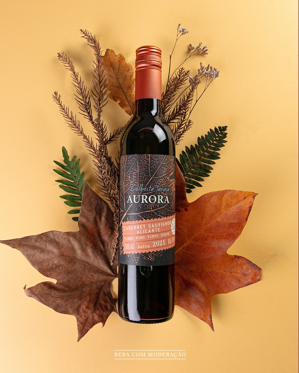 werlecomercial's tweet photo. Delicie-se com o encanto dos sabores! 🍷✨ 

Vinho Aurora Colheita Tardia Tinto 500ml - uma experiência inesquecível para os apreciadores de vinho. Descubra a doçura e a sofisticação em cada taça. 🍇🌿 

#VinhoAurora #ColheitaTardia #SaborInigualável https://t.co/b6YhsznI41