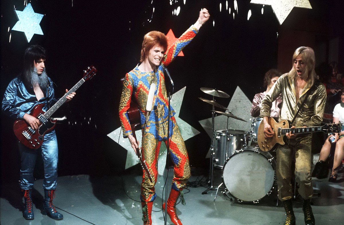 16-06-1972: El cantante inglés David Bowie edita su quinto álbum "The Rise And Fall Of Ziggy Stardust And The Spiders From Mars", con temas como "Moonage Daydream", "Starman" o "Suffragette City". Es ampliamente reconocido como uno de los grandes discos de la historia