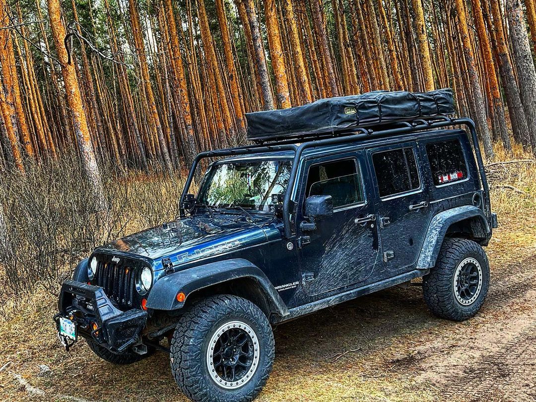 The weekend is here, and the trails are calling! 🌲🌄 Jeep Wrangler with #TrailFX roof racks 
📷: headupthrottledown on instagram
#headupthrottledown #jeep #jeepwrnalger #jeepnation #jeeplove #jeeplife #offroading #overlanding #olllllllo #frontendfriday