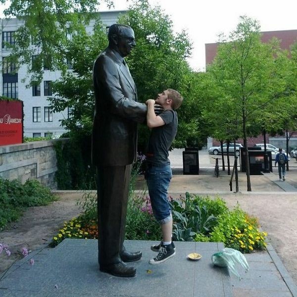 People doing shit with statues (@statuewithfun) on Twitter photo 2023-06-16 12:02:15