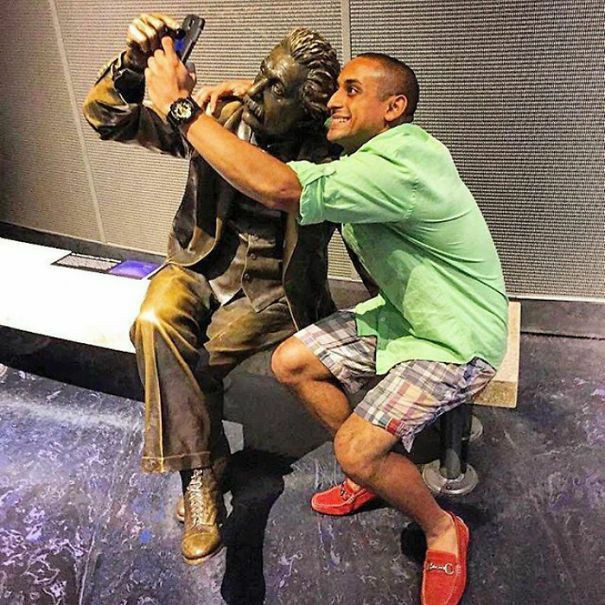 People doing shit with statues (@statuewithfun) on Twitter photo 2023-06-16 12:02:50