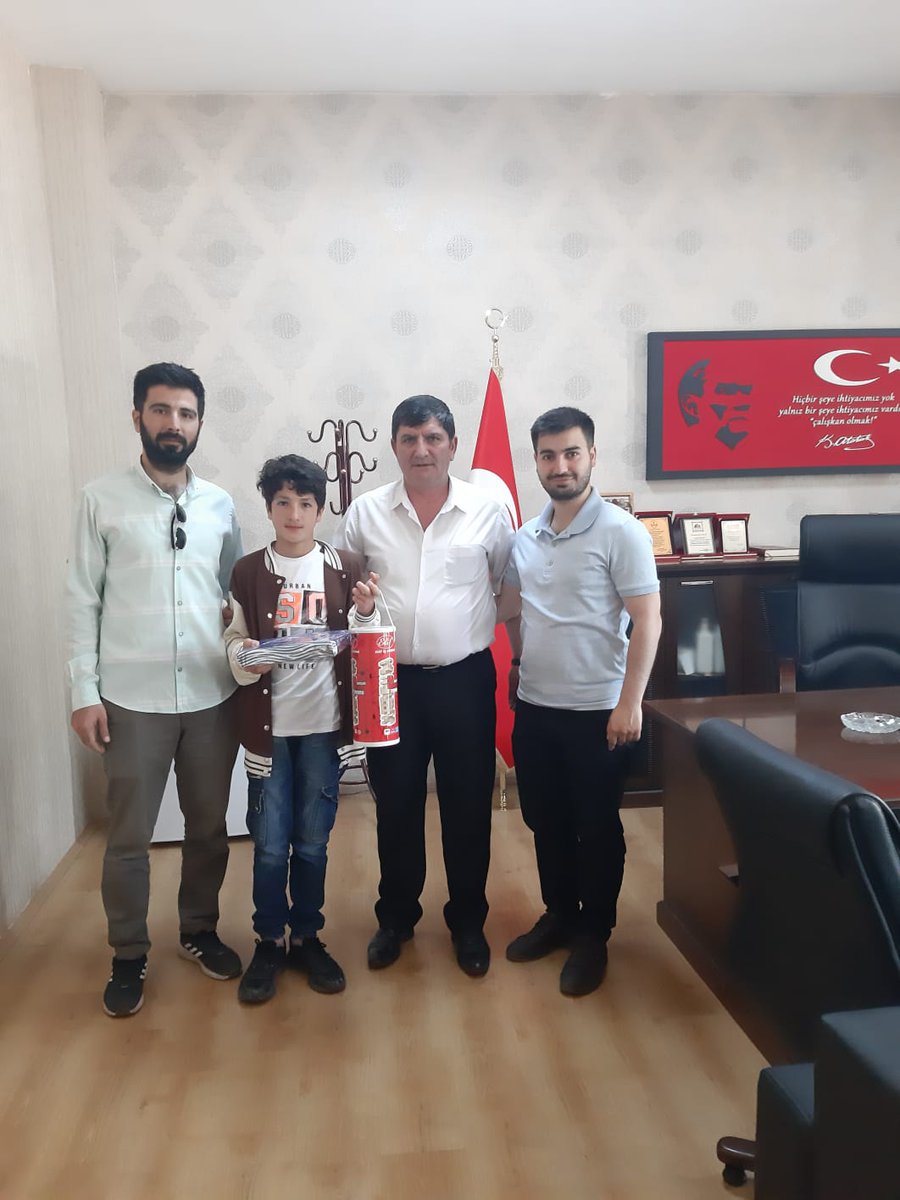 Değerler Eğitimi Yarışması'nda Bingöl İl Birincisi olması sebebiyle öğrencimiz Musa Kaya'ya İlçe Milli Eğitim Müdürü Sn.Mehmet Ali Yıldız tarafından hediyeler verilmiştir. 
<a href="/Yusuf__Tekin/">Yusuf Tekin</a> @kadriengin <a href="/halukcakan12/">HALUK ÇAKAN</a> <a href="/yusuf_tokus/">Yusuf TOKUŞ</a> <a href="/Maliyldz12/">Mehmet Ali YILDIZ</a>  <a href="/emrahdemrbag23/">Emrah Demirbağ</a> @KarliovaMEM <a href="/bingolmem/">Bingöl MEM</a>