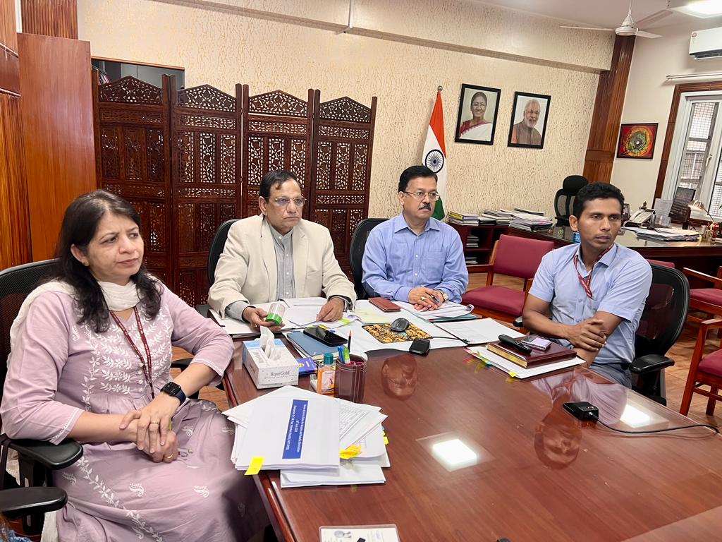 Dr. V K Paul, Member (Health) @NITIAayog chaired a review meeting of senior officers of 11 high priority States for #Measles #Rubella elimination in presence of Sh Rajesh Bhushan, Union Health Secretary today. #HealthForAll #FightMeaslesRubella