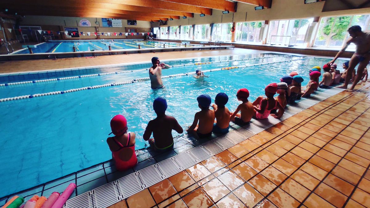Avui I5 hem anat a la piscina!  Hem gaudit jugant amb l'aigua.#SomLaLió