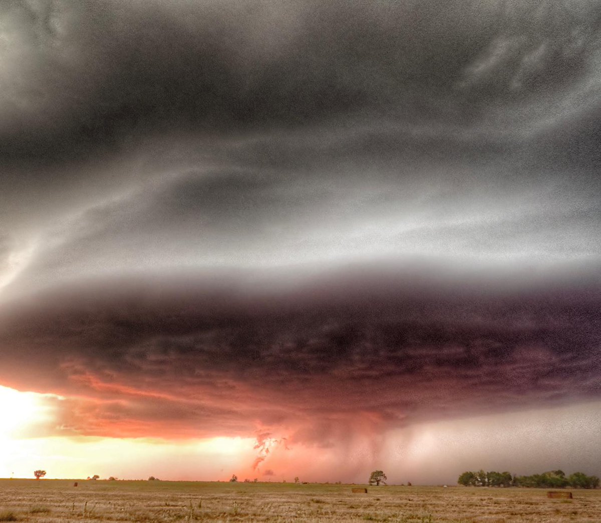 Mesmerizing #supercell in #NewMexico by Donnie Sexton ⚡ Follow @xWxClub for more #storm photos from around the world 

#NMwx #TornadoAlley #GreatPlains #photographylovers #PhotographyIsArt