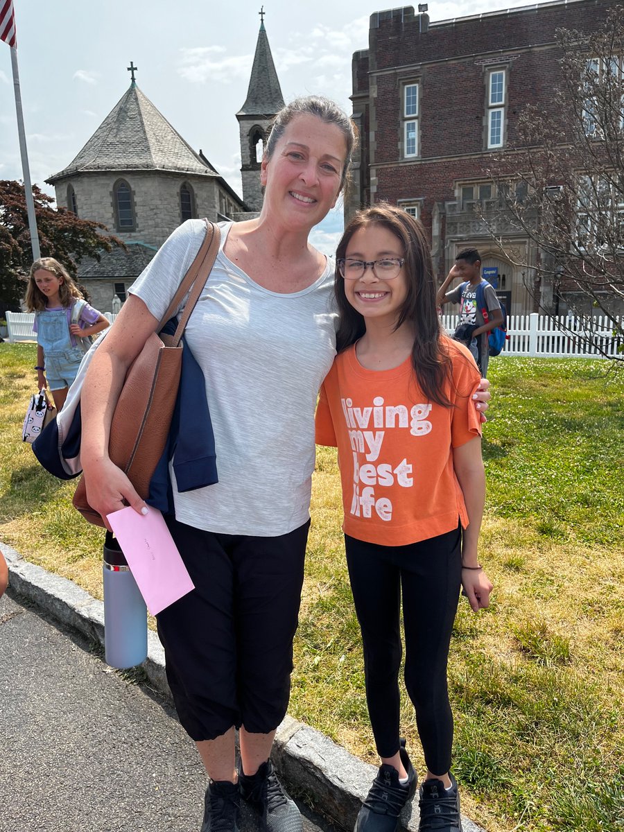 bendavis18's tweet photo. Saying they’re good-byes to their amazing teachers! See you in September 😘 
@ics_stults @ics_gr3 https://t.co/iqML0GPtrC