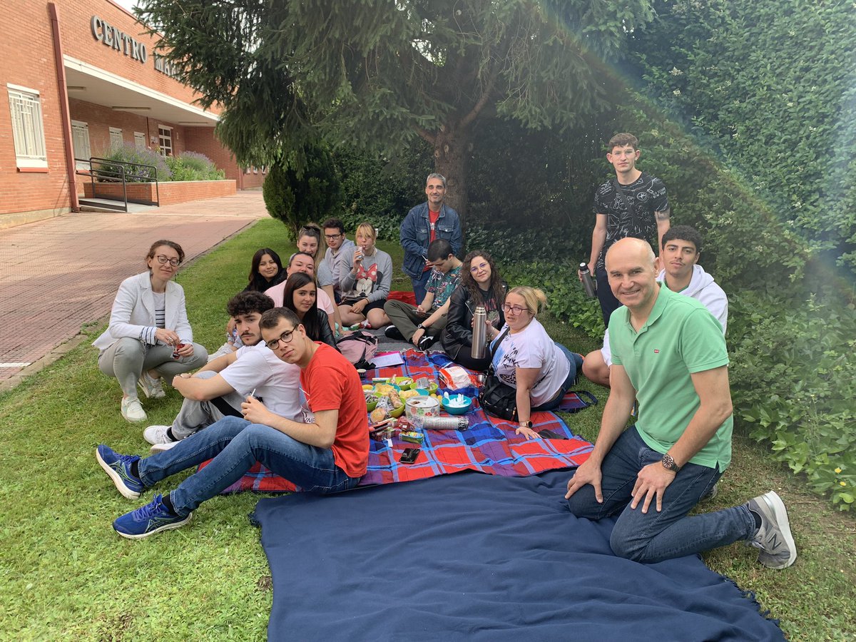 cma_leon's tweet photo. #Desayunofindecurso #picnic #ciclodegradomedio #GestiónAdministrativa #Dejandodefumar #nofumadores #retoconseguido #centroeducativobonito #jardindelasdelicias #habitossaludables #bruch https://t.co/yebvXVqcy9