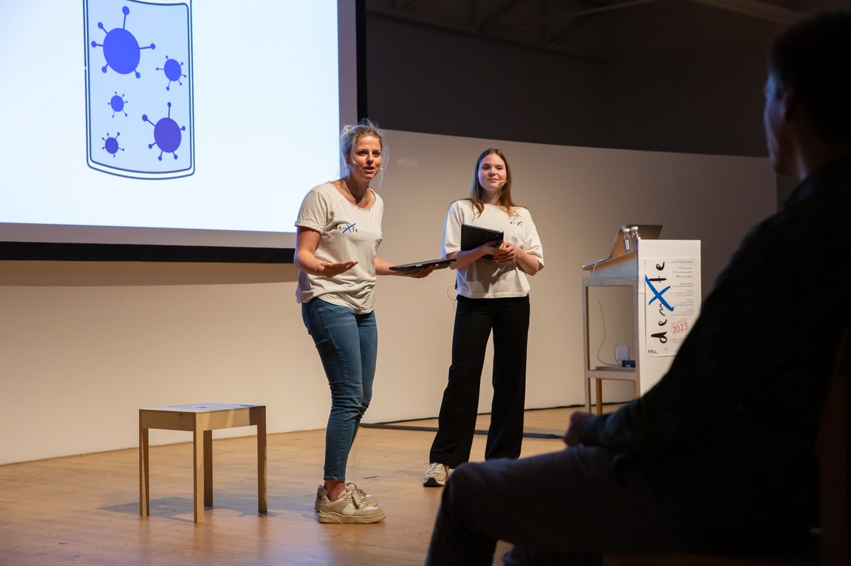 denXtehhu's tweet photo. Die denXterprise ist sicher auf der Erde gelandet! 🚀💫 
Zusammen mit einer großartigen Crew haben wir uns auf eine philosophische Reise durch phantastische Galaxien begeben. Unsere #denXte-Missionen haben zu spannenden Diskussionen geführt🌌🔮

@SpaceforCulture 
@HHU_de https://t.co/vn86P8S3gE