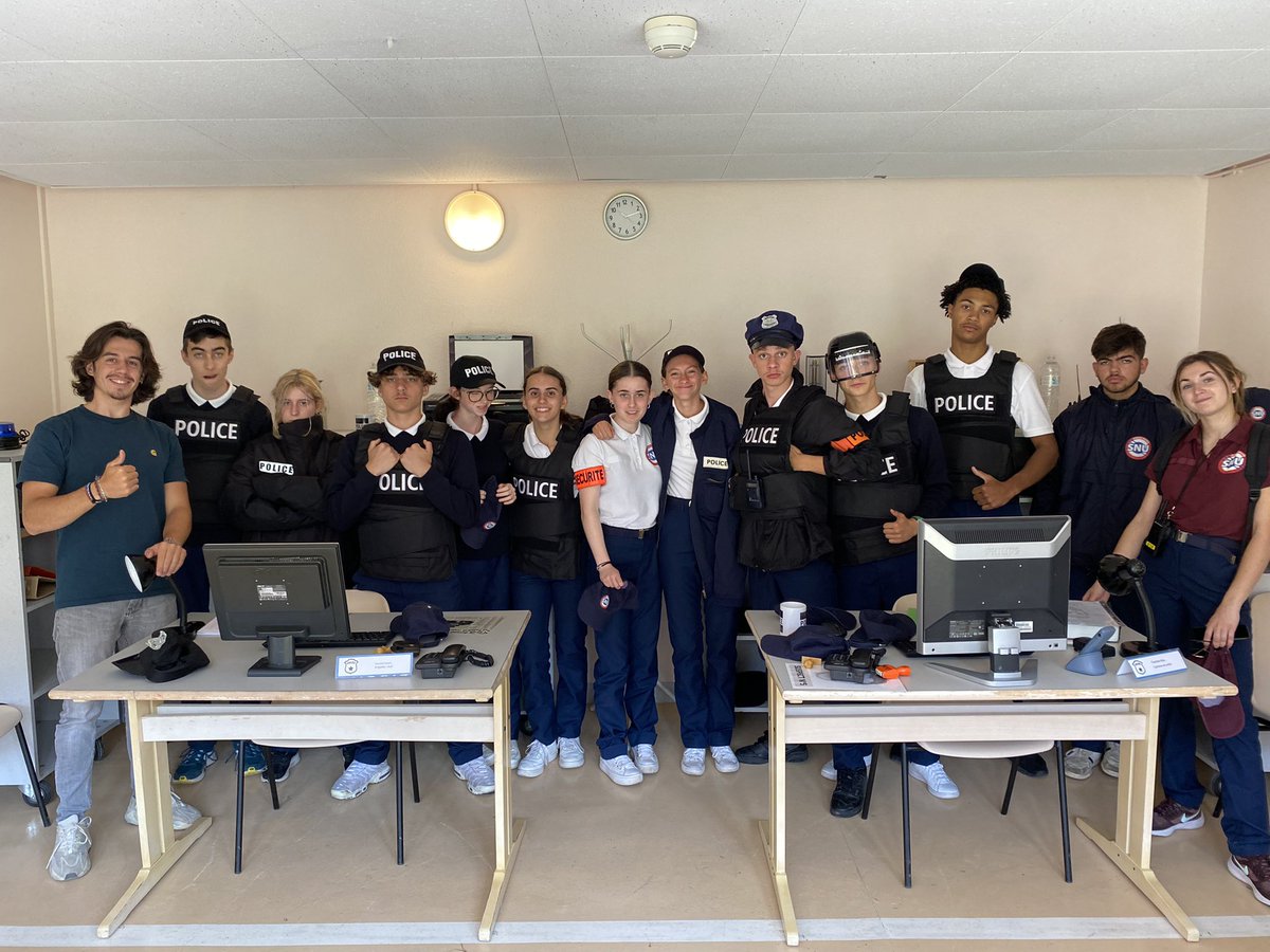 ➡️ Les jeunes du #SNU de la commune de Vic-sur-Cère saisissent l’opportunité de participer à l’escape game #SécuritéRoutière 🔥

➡️ Pour construire au mieux leur engagement citoyen, ils apprennent les règles fondamentales du code de la route via une enquête quasi-réelle 🥰