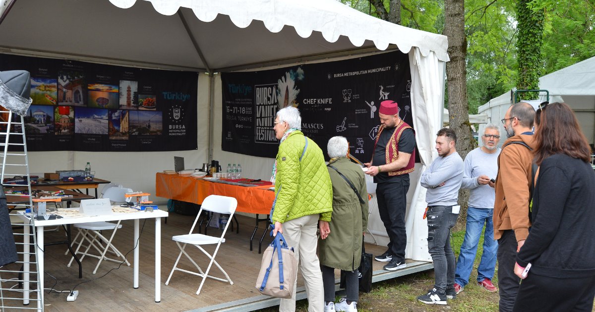 coutellia's tweet image. Cette année une délégation de la ville de #Bursa, en #Turquie, était présente pour vous faire découvrir des #spécialités culinaires et vous faire participer à des #activités de montage de #couteaux en bois 🔪

📸© S.BULLO
#Coutellia #thiers #auvergne #livradoisforez